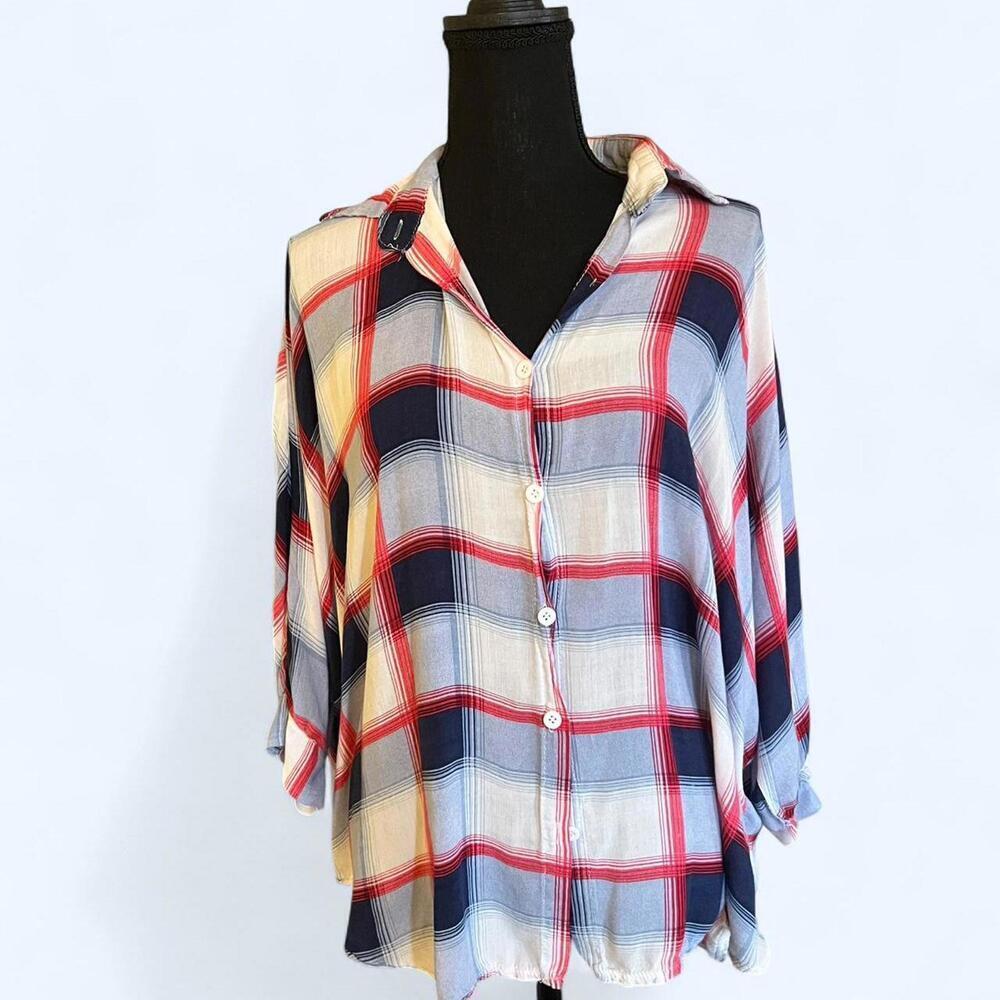 Plaid button-up shirt with a relaxed fit and quarter sleeves Size Small